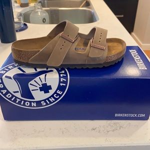 NWT - Birkenstock Arizona Soft footbed in Tobacco brown